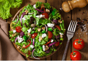 신선한 채소와 토마토, 브로콜리, 견과류, 치즈가 어우러진 샐러드 한 접시, 치즈와 궁합 좋은 건강한 음식 조합 이미지